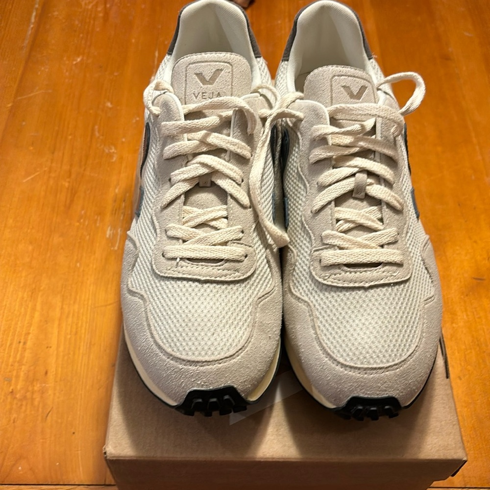 Veja canvas mesh size 43 /10 US